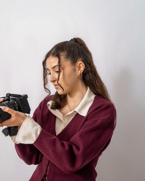 Coralie Saifi avec son appareil photo