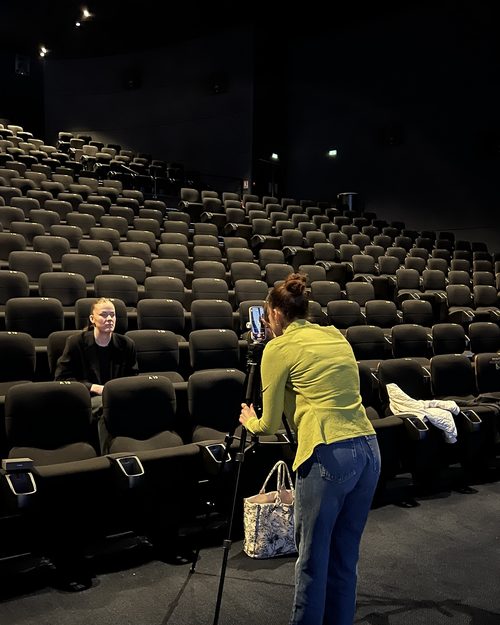 Coralie Saifi en tournage dans une salle de cinéma